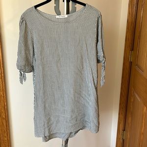 Maternity shot sleeve top, size xl, gray and white stripes with ties on sleeves.